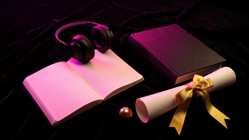 Libreta, audífonos, libro y diploma del curso
